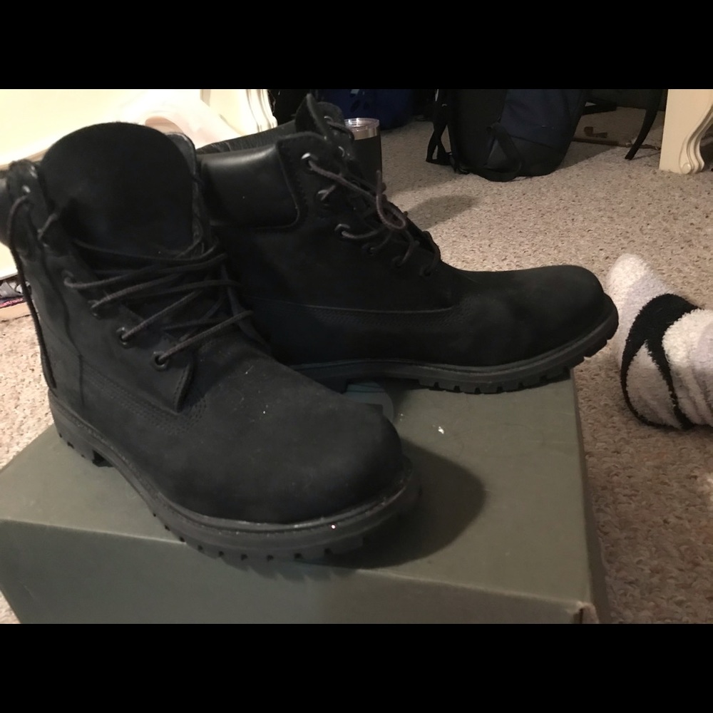 BLACK SUEDE TIMBERLANDS